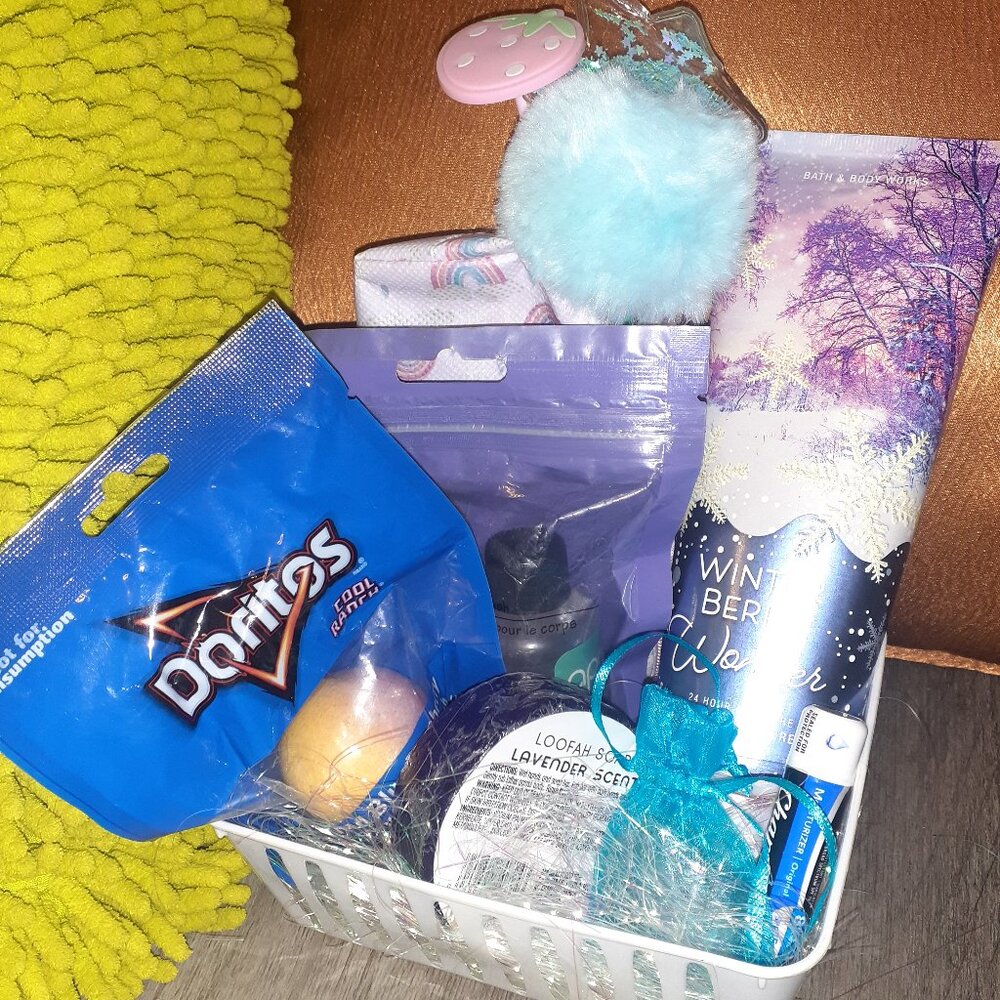 KIDS/TEEN HAND MADE GIFT BASKET ➕ Choice of Decorative Wall Art!